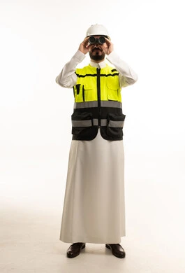 مهندس سعودي بزي السلامة يستخدم المنظار
