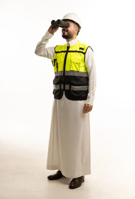 مهندس سعودي بالثوب التقليدي ينظر عبر المنظار