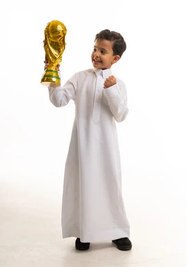 طفل سعودي يحمل كأس العالم الذهبي لكرة القدم