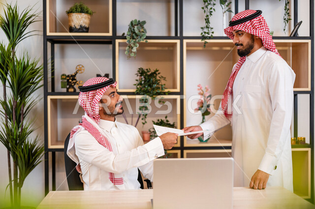 مناقشة عمل بين زميلين عربيين سعوديين خليجيين, اجتماع زملاء عمل في مقر عملهم, توزيع مهام العمل, الوحده والعمل الجماعي, تطوير العمل وحل المشكلات تحقيق أهداف الشركة , اتفاقية عمل , بيئة عمل سعودي , استخدام التقنية الحديثة لتطوير الشركة . .