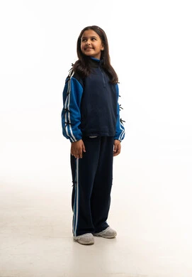 فتاة سعودية بالزي الرياضي المدرسي خلفية بيضاء