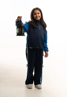 طفلة سعودية تحمل فانوس رمضان التقليدي