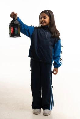 طفلة سعودية تحمل فانوس رمضان التقليدي في الاستوديو