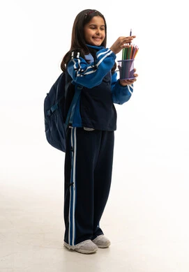 طالبة مدرسة عربية بزي رياضي مع أقلام تلوين