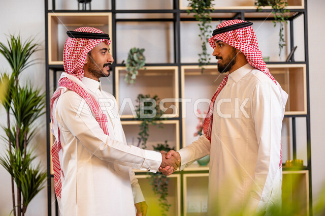 صوره لرجلان عربيان سعوديان خليجيان يتصافحان بحرارة , اتفاقية عمل , صفقة عمل , خطة عمل جديده , نجاح صفقة عمل جديده , شركاء عمل , رجال أعمال , بيئة عمل سعودي .