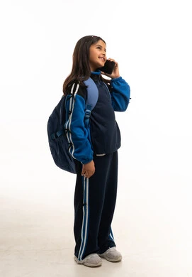 طالبة سعودية بالزي الرياضي تستخدم الهاتف المحمول