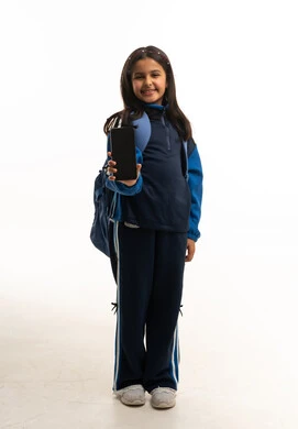 طالبة سعودية بالزي الرياضي تمسك هاتف ذكي