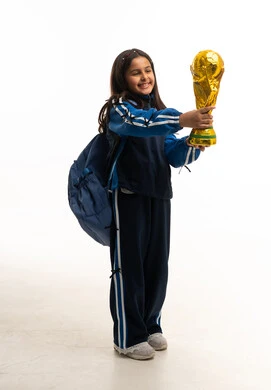 طالبة سعودية تحمل كأس العالم الذهبي