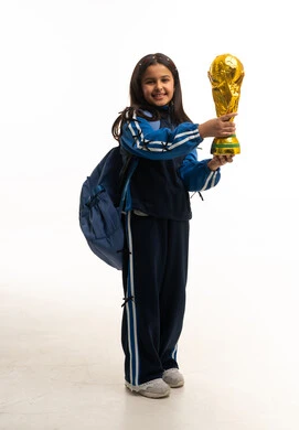 طالبة سعودية بالزي الرياضي تحمل كأس ذهبي