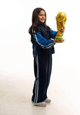 طفلة سعودية تحمل كأس العالم الذهبي