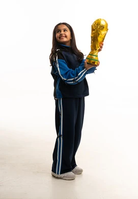 طفلة سعودية تحمل كأس العالم الذهبي في الاستوديو