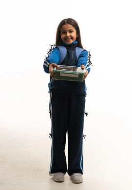 طالبة سعودية بالزي المدرسي تحمل صندوق غداء