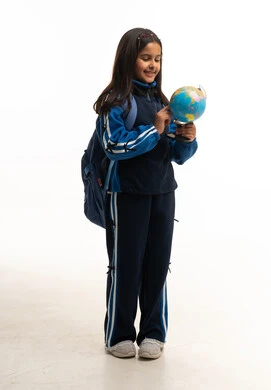 طالبة مدرسة عربية تحمل كرة أرضية بخلفية بيضاء