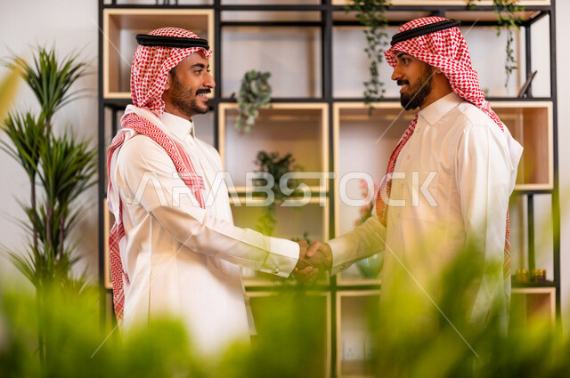 صوره لرجلان عربيان سعوديان خليجيان يتصافحان بحرارة , اتفاقية عمل , صفقة عمل , خطة عمل جديده , نجاح صفقة عمل جديده , شركاء عمل , رجال أعمال , بيئة عمل سعودي .
