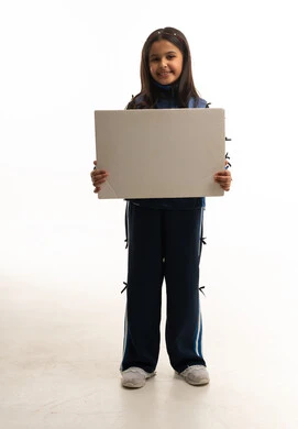 طفلة سعودية تمسك لوحة بيضاء فارغة للاستوديو