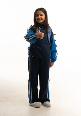 طالبة سعودية بالزي الرياضي ترفع إبهامها