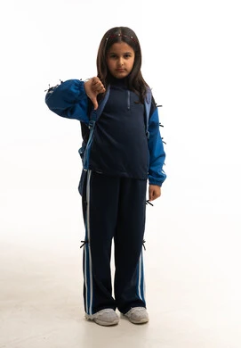 طفلة سعودية بالزي المدرسي تشير بالإبهام للأسفل