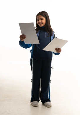 طالبة سعودية بالزي الرياضي المدرسي تمسك أوراق