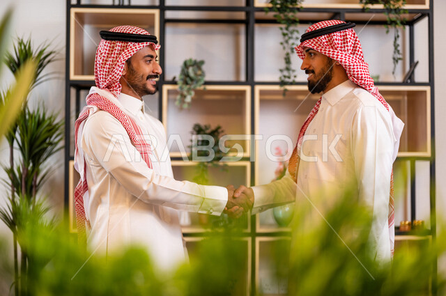 صوره لرجلان عربيان سعوديان خليجيان يتصافحان بحرارة , اتفاقية عمل , صفقة عمل , خطة عمل جديده , نجاح صفقة عمل جديده , شركاء عمل , رجال أعمال , بيئة عمل سعودي .