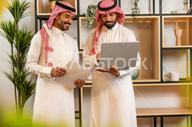 مناقشة عمل بين زميلين عربيين سعوديين خليجيين, اجتماع زملاء عمل في مقر عملهم, توزيع مهام العمل, الوحده والعمل الجماعي, تطوير العمل وحل المشكلات تحقيق أهداف الشركة , اتفاقية عمل , بيئة عمل سعودي , استخدام التقنية الحديثة لتطوير الشركة . .