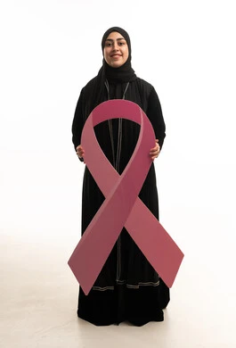 امرأة عربية مع الشريط الوردي للتوعية بسرطان الثدي