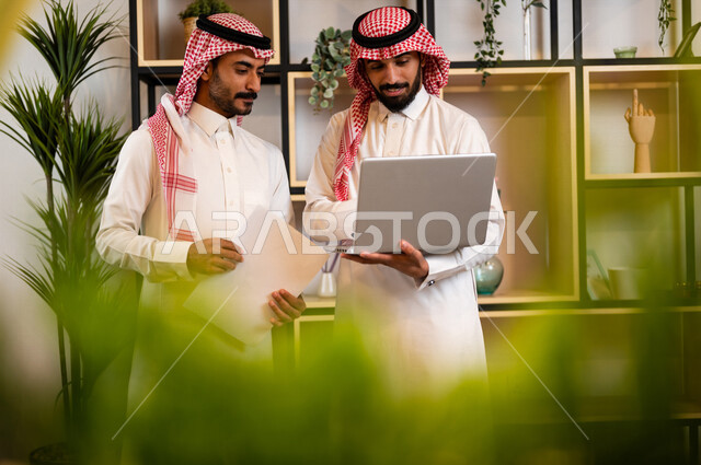 مناقشة عمل بين زميلين عربيين سعوديين خليجيين, اجتماع زملاء عمل في مقر عملهم, توزيع مهام العمل, الوحده والعمل الجماعي, تطوير العمل وحل المشكلات تحقيق أهداف الشركة , اتفاقية عمل , بيئة عمل سعودي , استخدام التقنية الحديثة لتطوير الشركة . .
