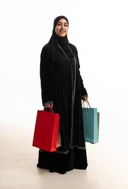امرأة عربية بالعباءة مع حقائب تسوق خلفية بيضاء