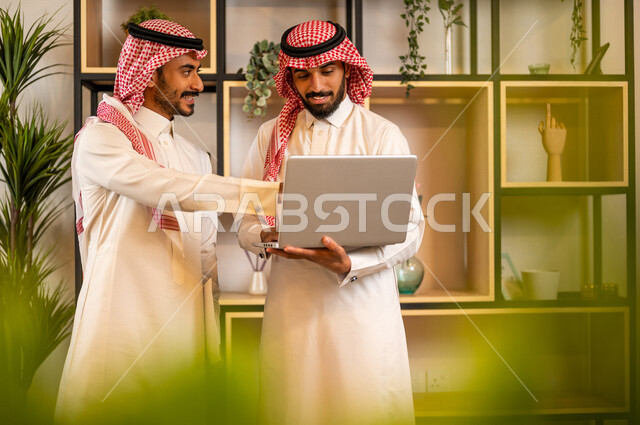 مناقشة عمل بين زميلين عربيين سعوديين خليجيين, اجتماع زملاء عمل في مقر عملهم, توزيع مهام العمل, الوحده والعمل الجماعي, تطوير العمل وحل المشكلات تحقيق أهداف الشركة , اتفاقية عمل , بيئة عمل سعودي , استخدام التقنية الحديثة لتطوير الشركة . .