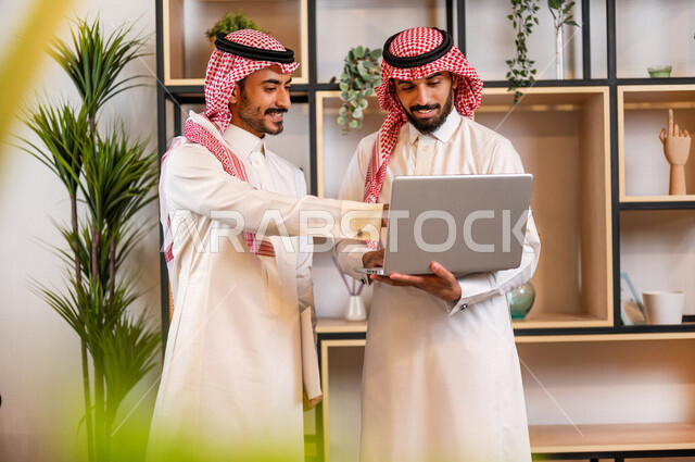 مناقشة عمل بين زميلين عربيين سعوديين خليجيين, اجتماع زملاء عمل في مقر عملهم, توزيع مهام العمل, الوحده والعمل الجماعي, تطوير العمل وحل المشكلات تحقيق أهداف الشركة , اتفاقية عمل , بيئة عمل سعودي , استخدام التقنية الحديثة لتطوير الشركة . .