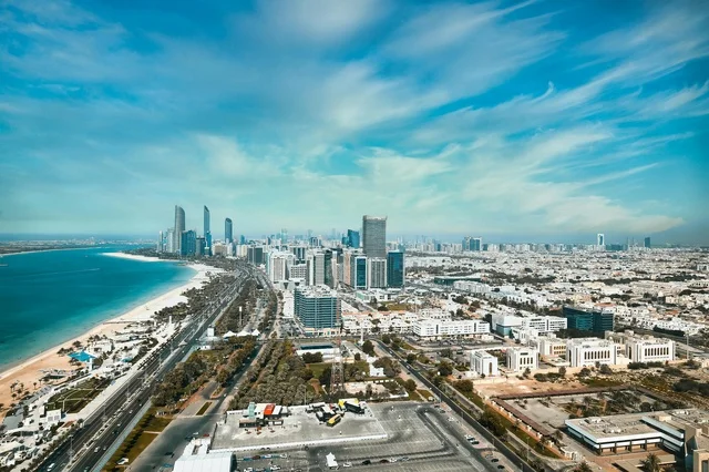 منظر جوي لأفق مدينة دبي والشاطئ الساحلي