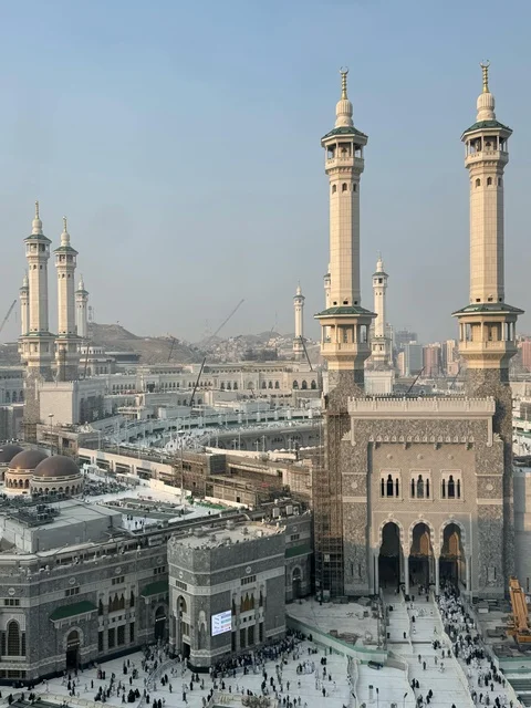 المسجد الحرام في مكة المكرمة مع المآذن الشاهقة المسجد الحرام في مكة المكرمة مع المآذن الشاهقة