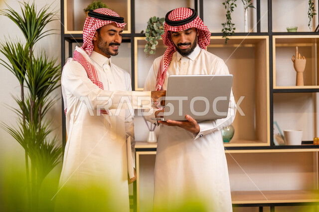 مناقشة عمل بين زميلين عربيين سعوديين خليجيين, اجتماع زملاء عمل في مقر عملهم, توزيع مهام العمل, الوحده والعمل الجماعي, تطوير العمل وحل المشكلات تحقيق أهداف الشركة , اتفاقية عمل , بيئة عمل سعودي , استخدام التقنية الحديثة لتطوير الشركة . .