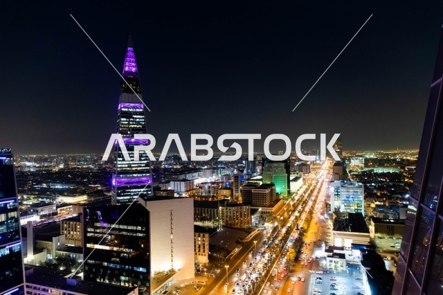 برج الفيصلية الرياض وأفق المدينة في الليل