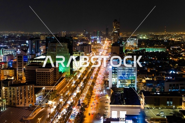 منظر ليلي لأفق مدينة الرياض وشارع العليا