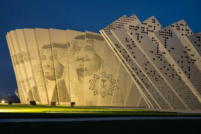 دوار الملك سلمان في الخبر بالليل