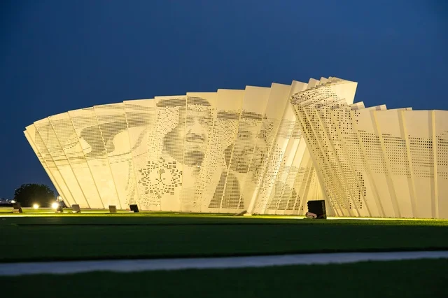 مجسم دوار في مدينة الخبر السعودية بالليل