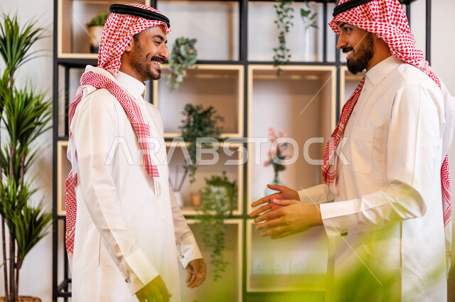صوره لرجلان عربيان سعوديان خليجيان يتصافحان بحرارة , اتفاقية عمل , صفقة عمل , خطة عمل جديده , نجاح صفقة عمل جديده , شركاء عمل , رجال أعمال , بيئة عمل سعودي .