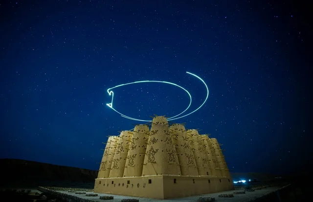 برج الحمام الدلم السعودية مع رسم بالضوء ليلاً