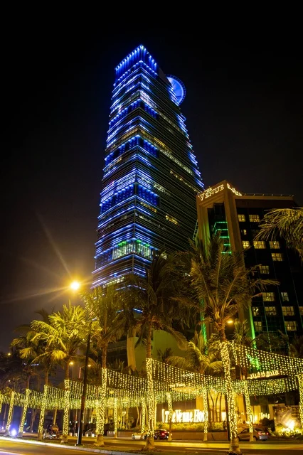 كورنيش برج جدة وفندق ذا فينو ليلاً كورنيش برج جدة وفندق ذا فينو ليلاً