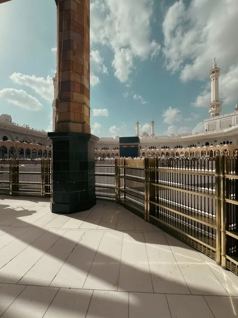 الكعبة المشرفة في المسجد الحرام بمكة المكرمة نهاراً
