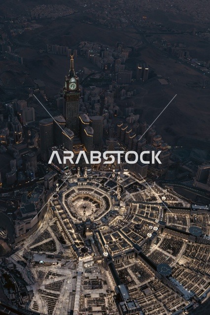 إطلالة جوية ليلية على المسجد الحرام وبرج الساعة بمكة