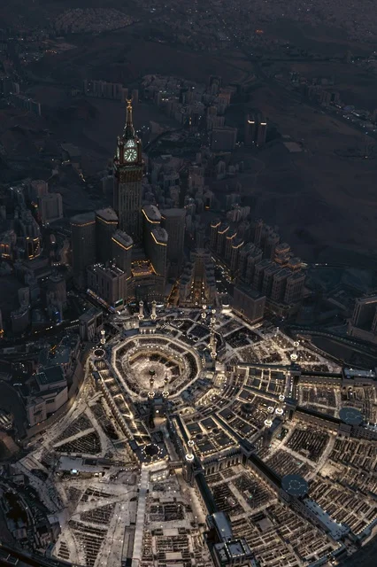 إطلالة جوية ليلية على المسجد الحرام وبرج الساعة بمكة