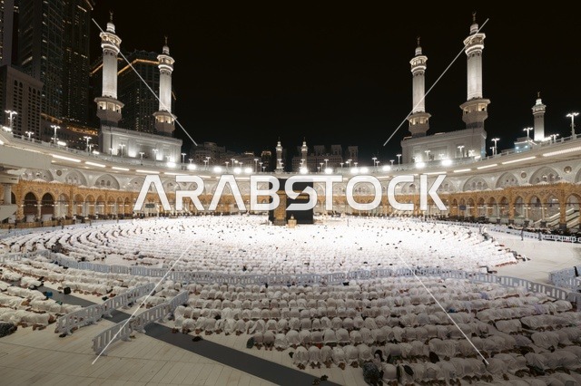 الكعبة المشرفة في المسجد الحرام بمكة ليلاً