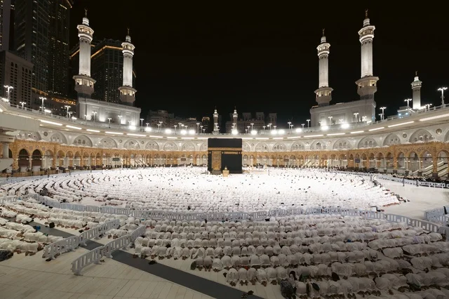 الكعبة المشرفة في المسجد الحرام بمكة ليلاً