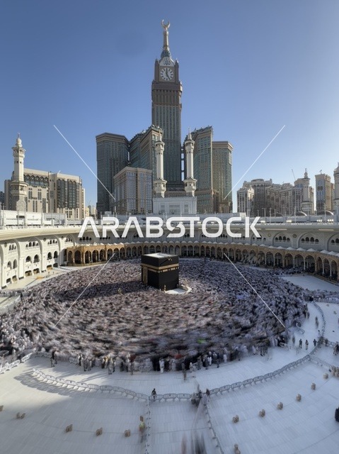 الكعبة المشرفة والحرم المكي مع برج الساعة