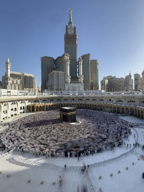 الكعبة المشرفة والحرم المكي مع برج الساعة الكعبة المشرفة والحرم المكي مع برج الساعة