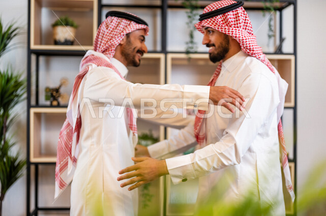 صوره لرجلان عربيان سعوديان خليجيان يتصافحان بحرارة , اتفاقية عمل , صفقة عمل , خطة عمل جديده , نجاح صفقة عمل جديده , شركاء عمل , رجال أعمال , بيئة عمل سعودي .