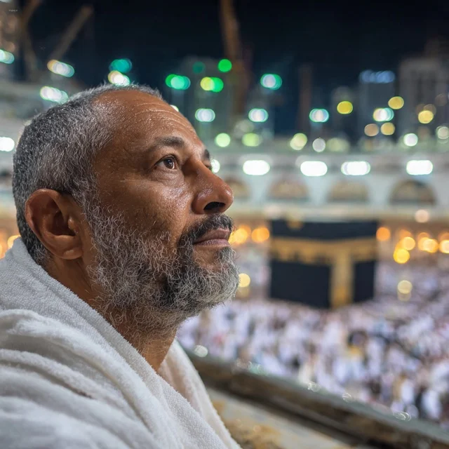 حاج مسلم عند الكعبة في المسجد الحرام بمكة