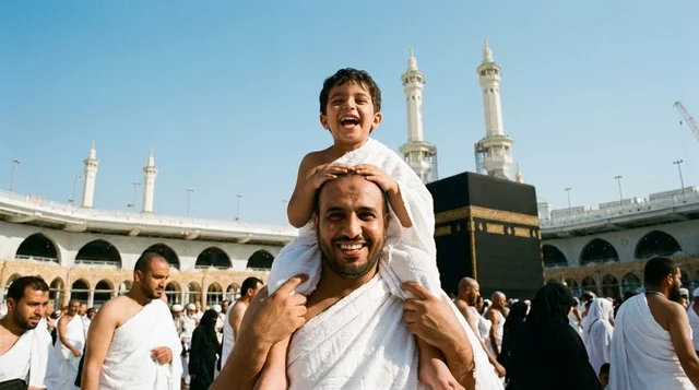 رجل وطفل بملابس الإحرام أمام الكعبة في مكة