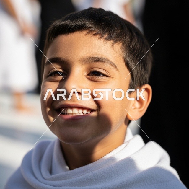 بورتريه لطفل مسلم بملابس الإحرام في الحرم المكي